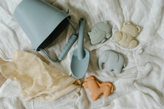 Storm Beach Bucket with Animal Characters